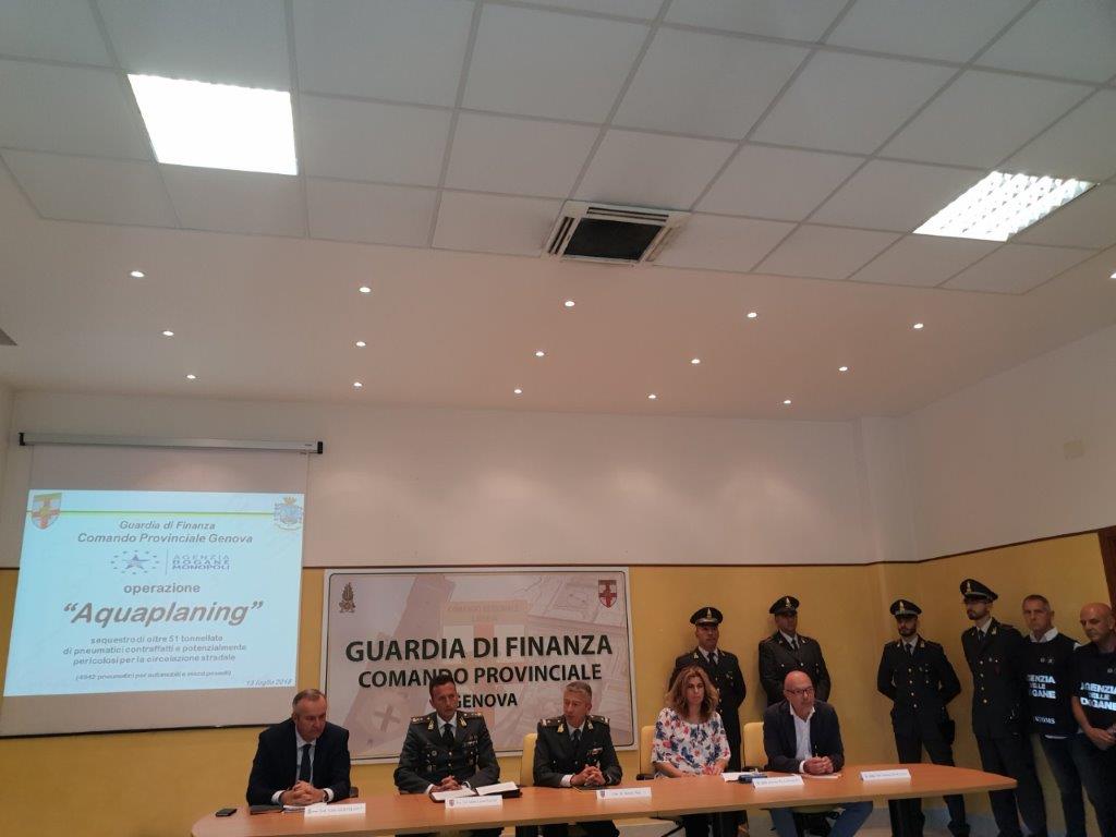 La Guardia di Finanza e l'Ufficio delle Dogane di Genova sequestrano e ritirano dal mercato 5.000 pneumatici non conformi.
